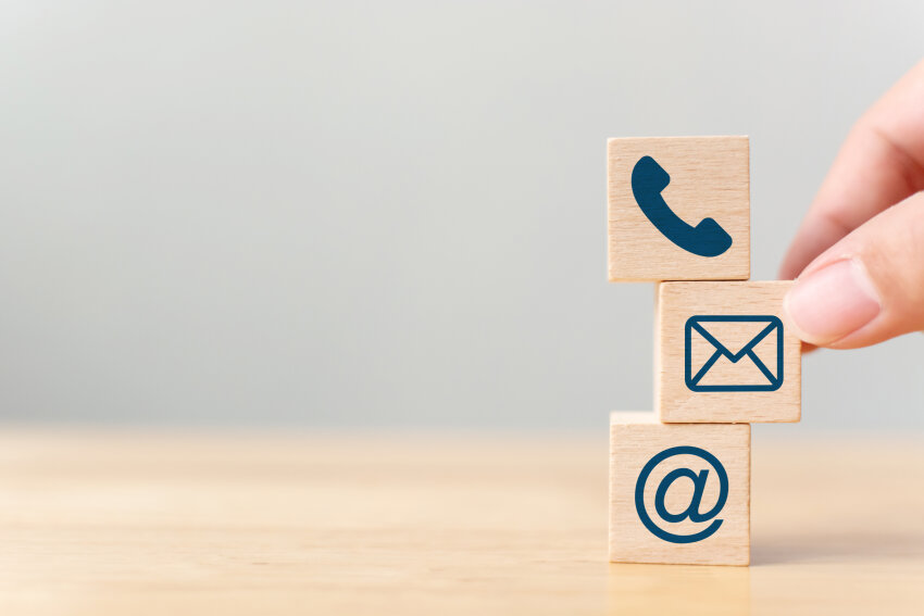 Hände stellen Würfel auf