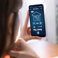 Person betrachtet Smartphone-App