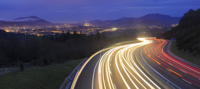 Autolichter bei Nacht