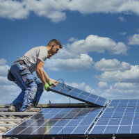 Photovoltaikanlage wird montiert
